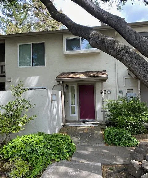19226 Vineyard Ln — Photo 1