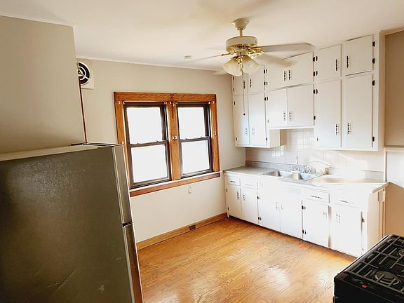 4th image of 22301 Park St