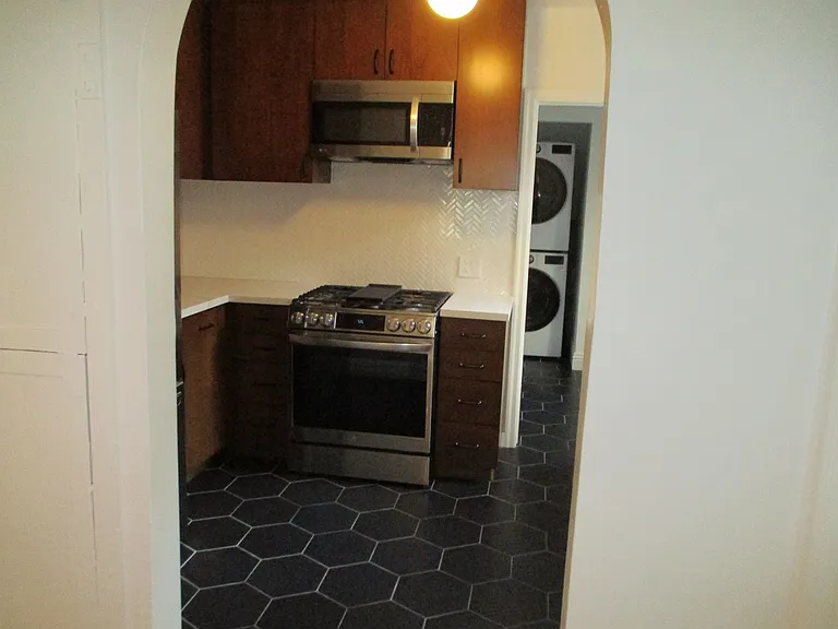 1086 88 Redondo Boulevard 5265 Edgewood Pl — Photo 12