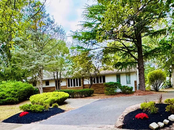 3 Southgate Dr, Voorhees, NJ 08043