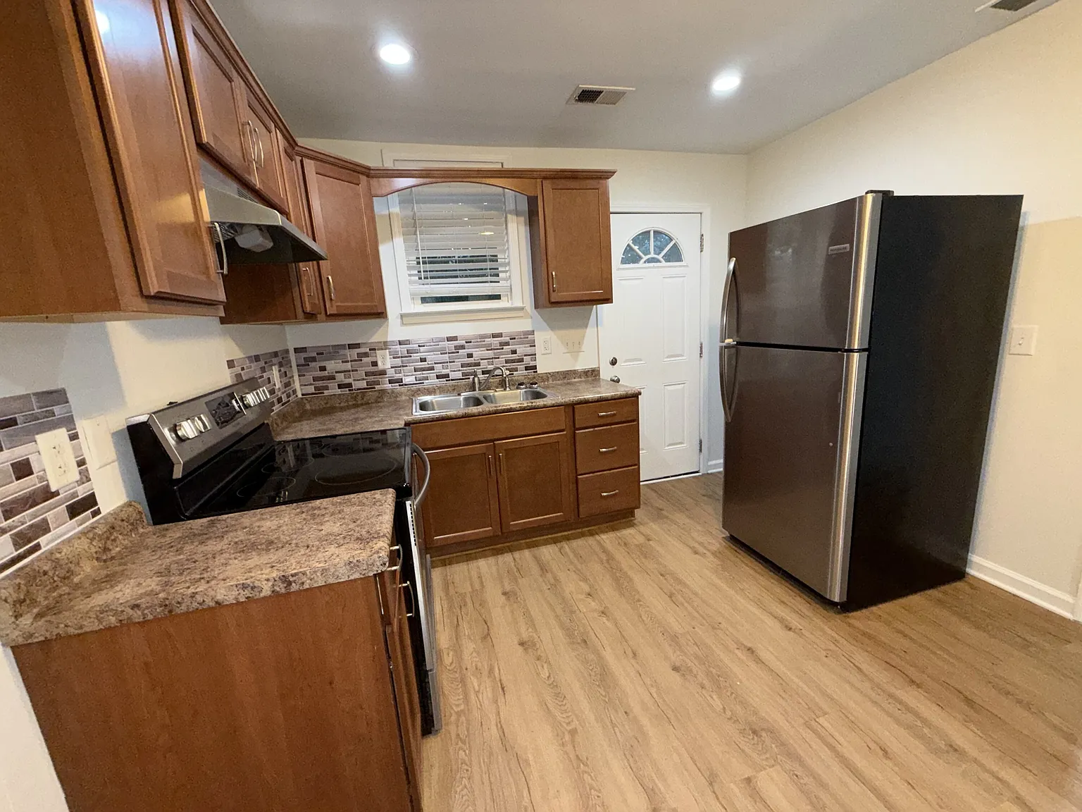3 bed, 2.0 bath, 936 sqft, $2,750 — Photo 4