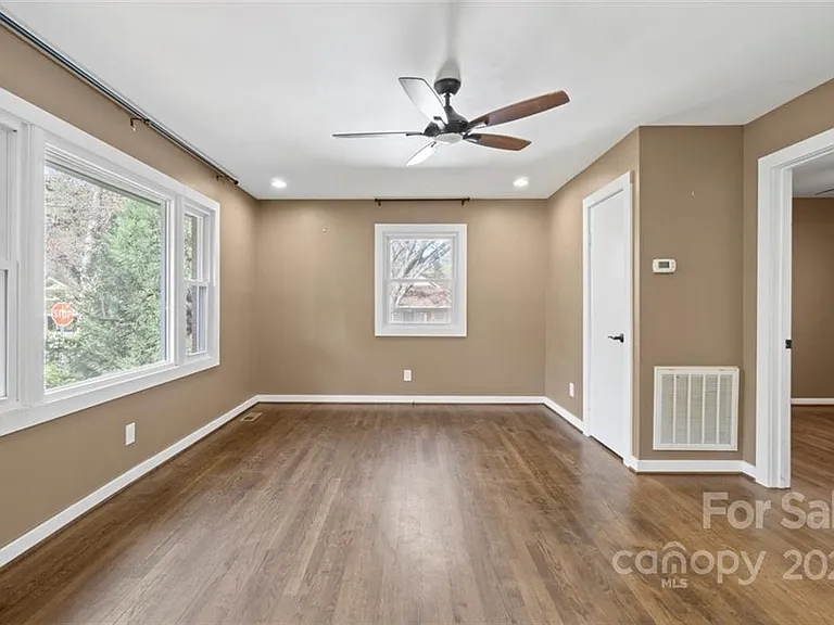 19824 Washam St — Photo 5