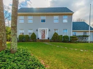 2 Red Creek Cir, Hampton Bays, NY 11946