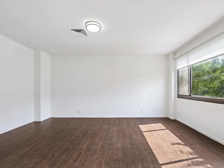 49 Briar Hollow Ln #101 — Photo 3
