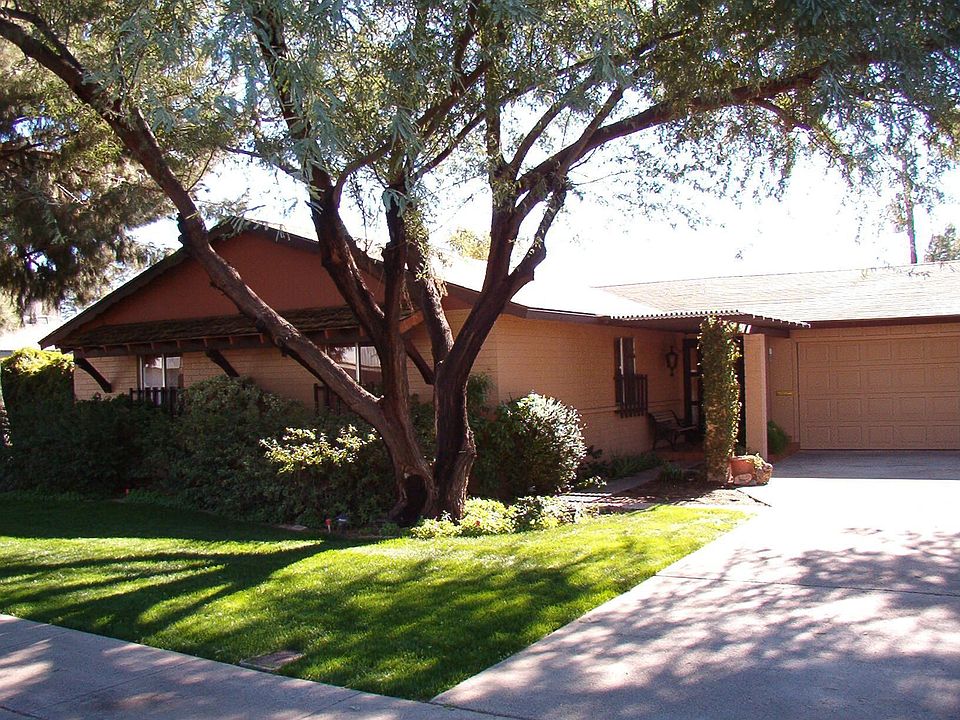 Beautifully landscaped front yard.