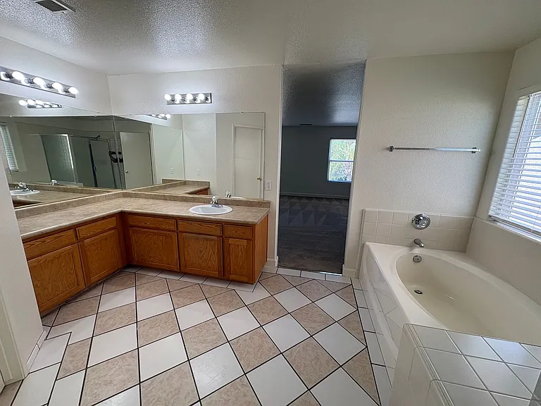 722 W James Ct — Photo 9