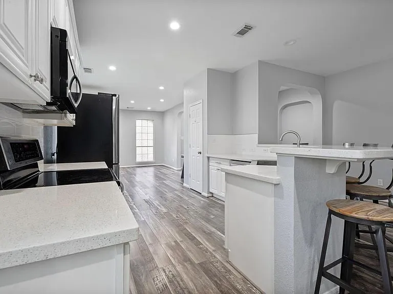 421 Livingstone Ln — Photo 10
