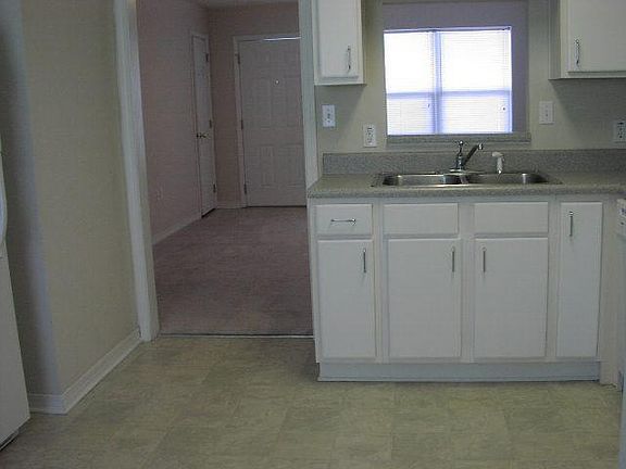 4th image of 28 Garden Ln APT 8