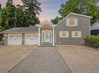 4967 Coshocton Dr, Waterford, MI 48327