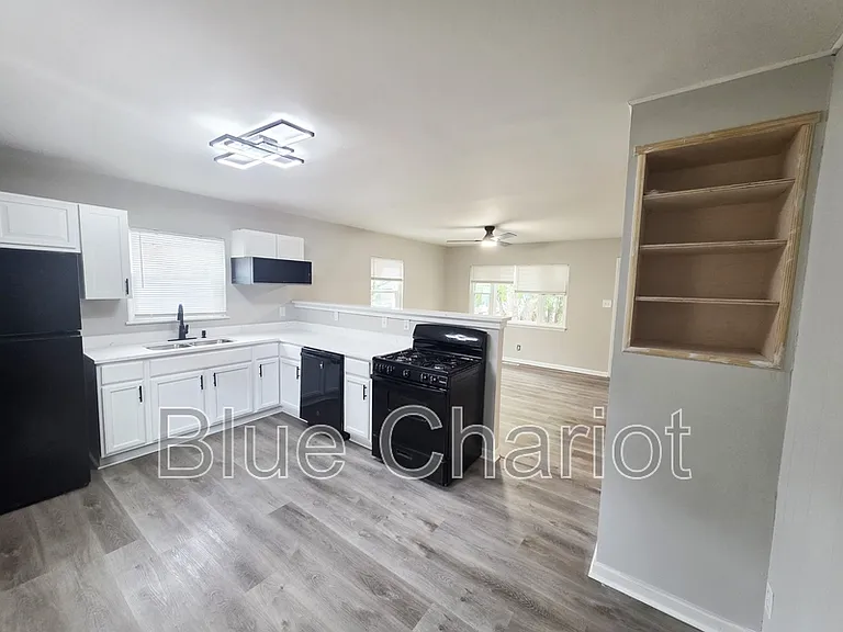 837 Waring St — Photo 13