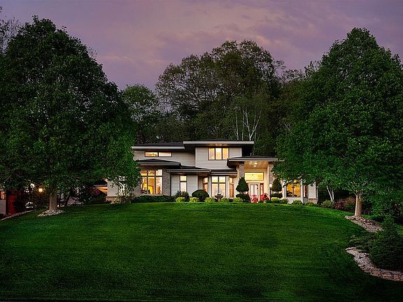 2nd image of 204 Larkspur Ln E