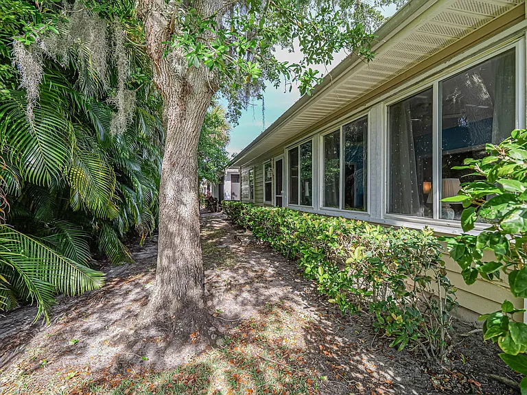 335 Hawthorne Ln — Photo 26