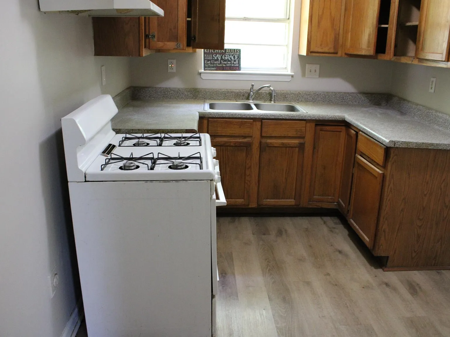 3 bed, 1.5 bath, 1056 sqft, $1,100 — Photo 3