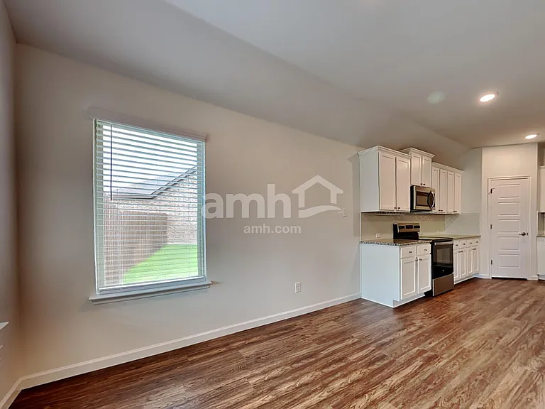 463 Silverstone Dr — Photo 6