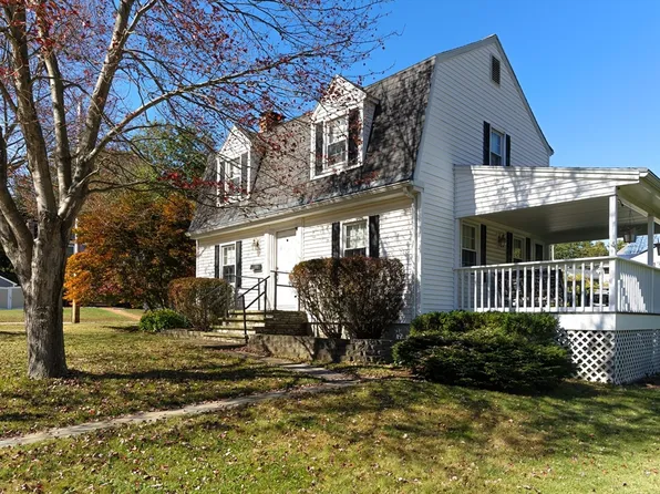 38 Meadowbrook Rd, Southbridge, MA 01550