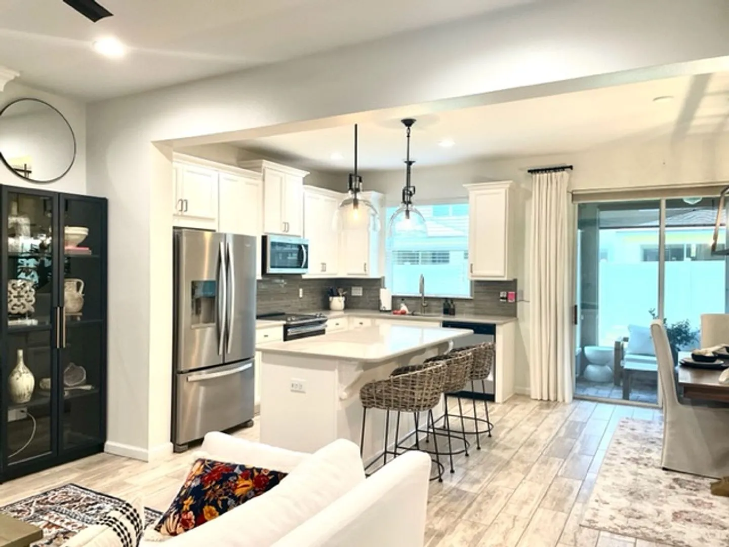 3/2.5 Furnished Option- No Deposit For Qualified Applicants! Short Term Available! — Photo 2