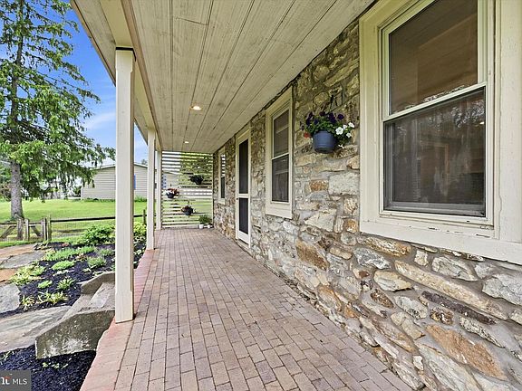 4th image of 1255 Valley Rd