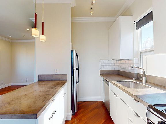 3rd image of 1046 Pacific Ave #4