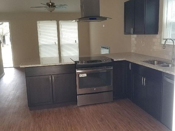 2nd image of 1605 Parkwood Dr