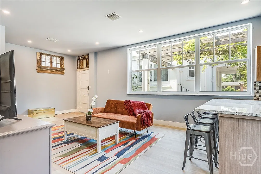 1 bed, 1.0 bath, 960 sqft, $1,900 — Photo 2