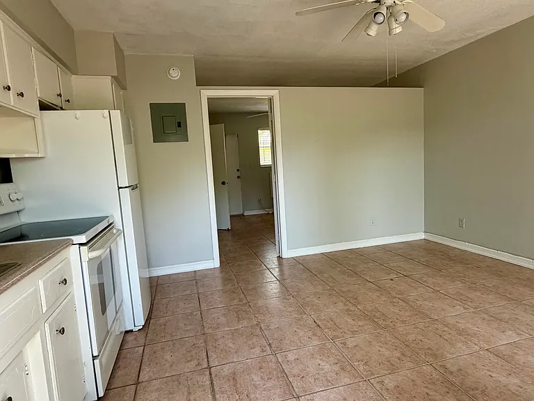3041 NE 20th Ter — Photo 3