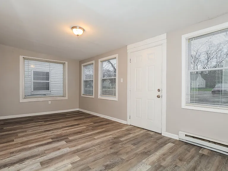203444_019_living_room_13398928.jpg