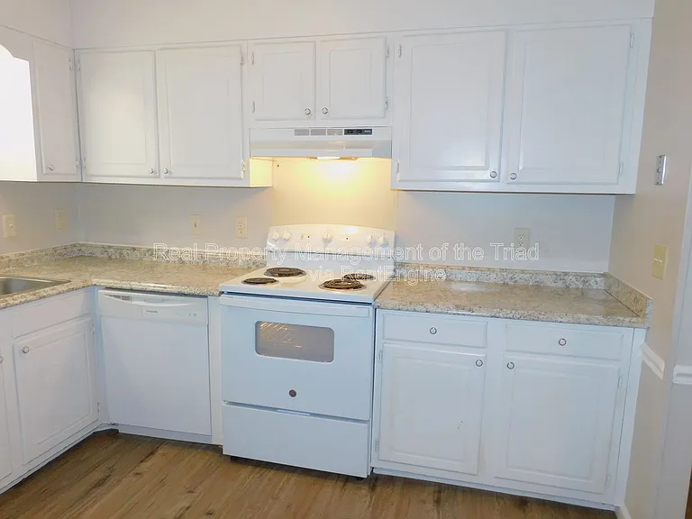 4921 Chaucer Dr — Photo 7