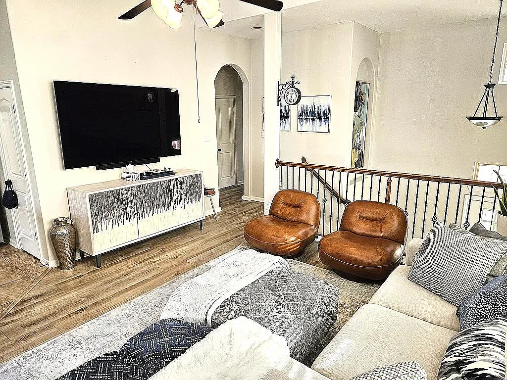 3 bed, 1900 sqft, $2,200 — Photo 2