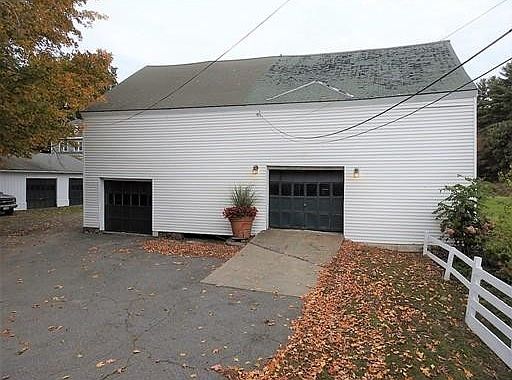 Barn and tenant has left stall garage with remote for car