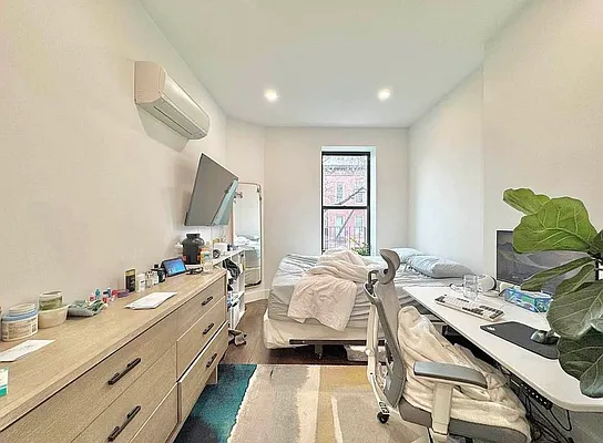 Bedroom, photo 1