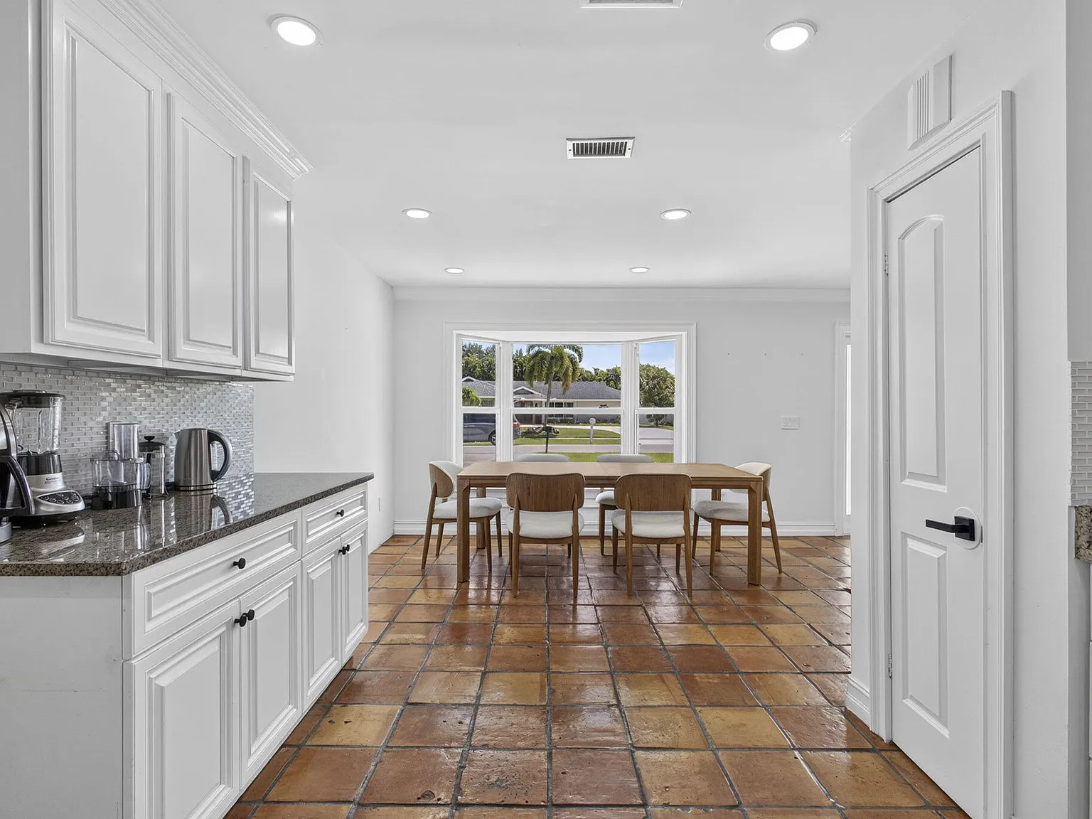 3 bed, 2.0 bath, 1334 sqft, $6,500 — Photo 4