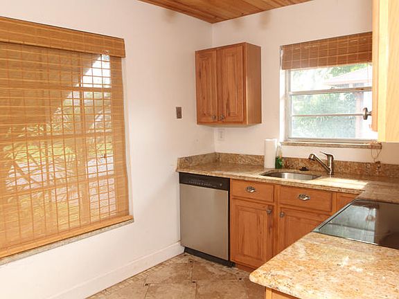 3rd image of 533 SE 28th Cir
