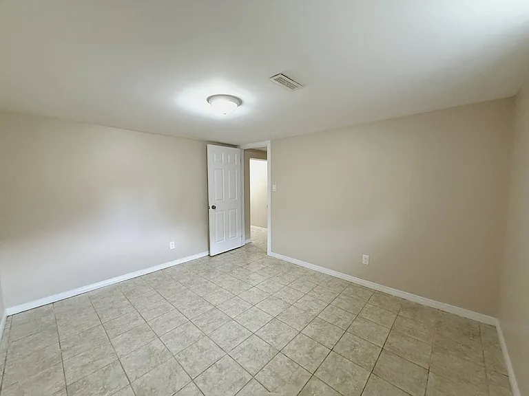 220 Ellington Dr #BASEMENT — Photo 3