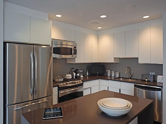 4th image of 200 W 67th St APT 39B