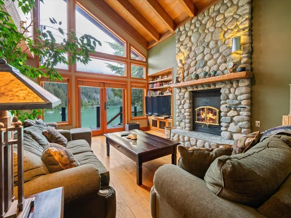 9297 Lakeshore Dr, Whistler, BC V8E 0G6