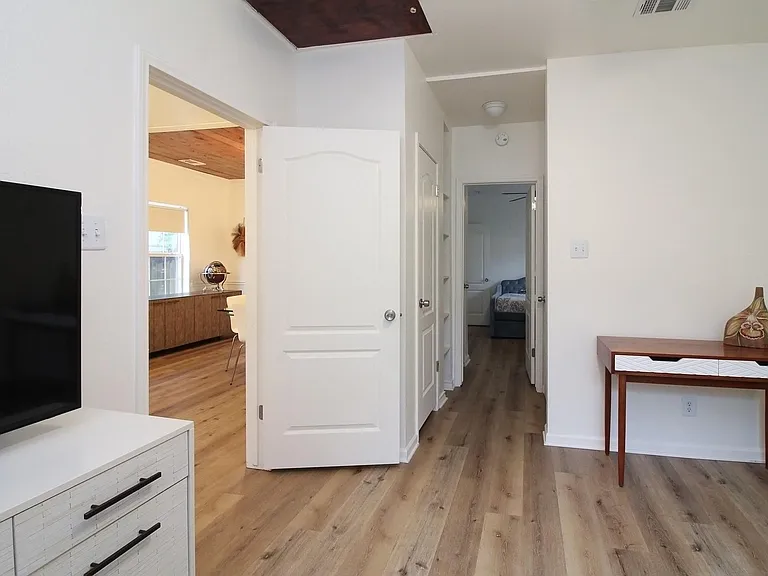 5411 Hudson St — Photo 10