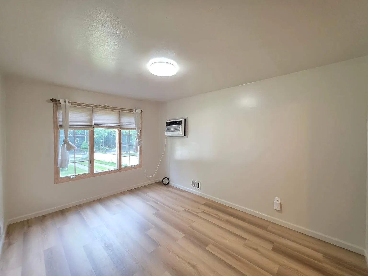 941 Ramona Ave — Photo 4
