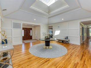 1 Birch Ct, Oyster Bay, NY 11771