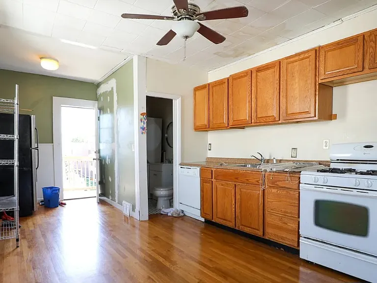 51 Leicester St #2 — Photo 1