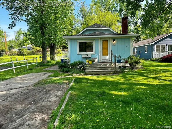 4886 Filer St, Waterford, MI 48328