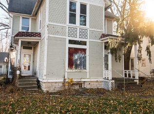 1016 W 3rd St, Dixon, IL 61021