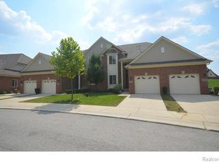 29454 Woodpark Cir, Warren, MI 48092