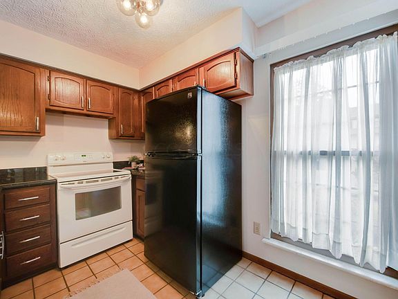 3rd image of 813 Applewood Ln