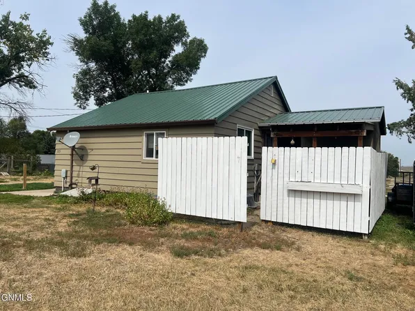 325 6th St NE, Watford City, ND 58854