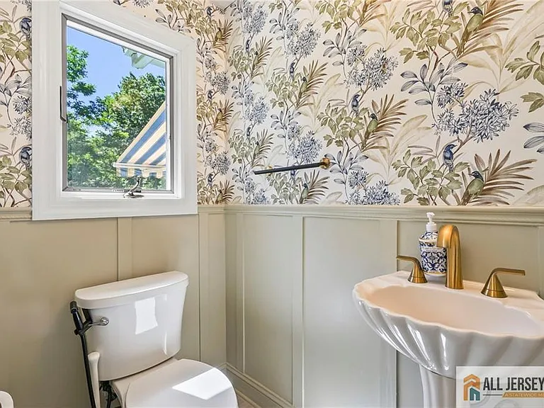 16 Phyllis Pl — Photo 20