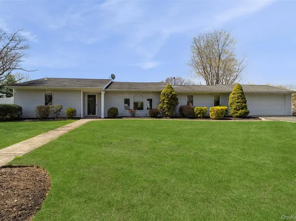 22 Hawthorne Street, Mount Sinai, NY 11766
