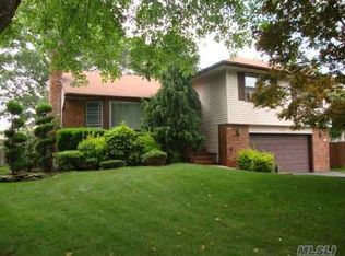 1320 Sandra Ln, Merrick, NY 11566