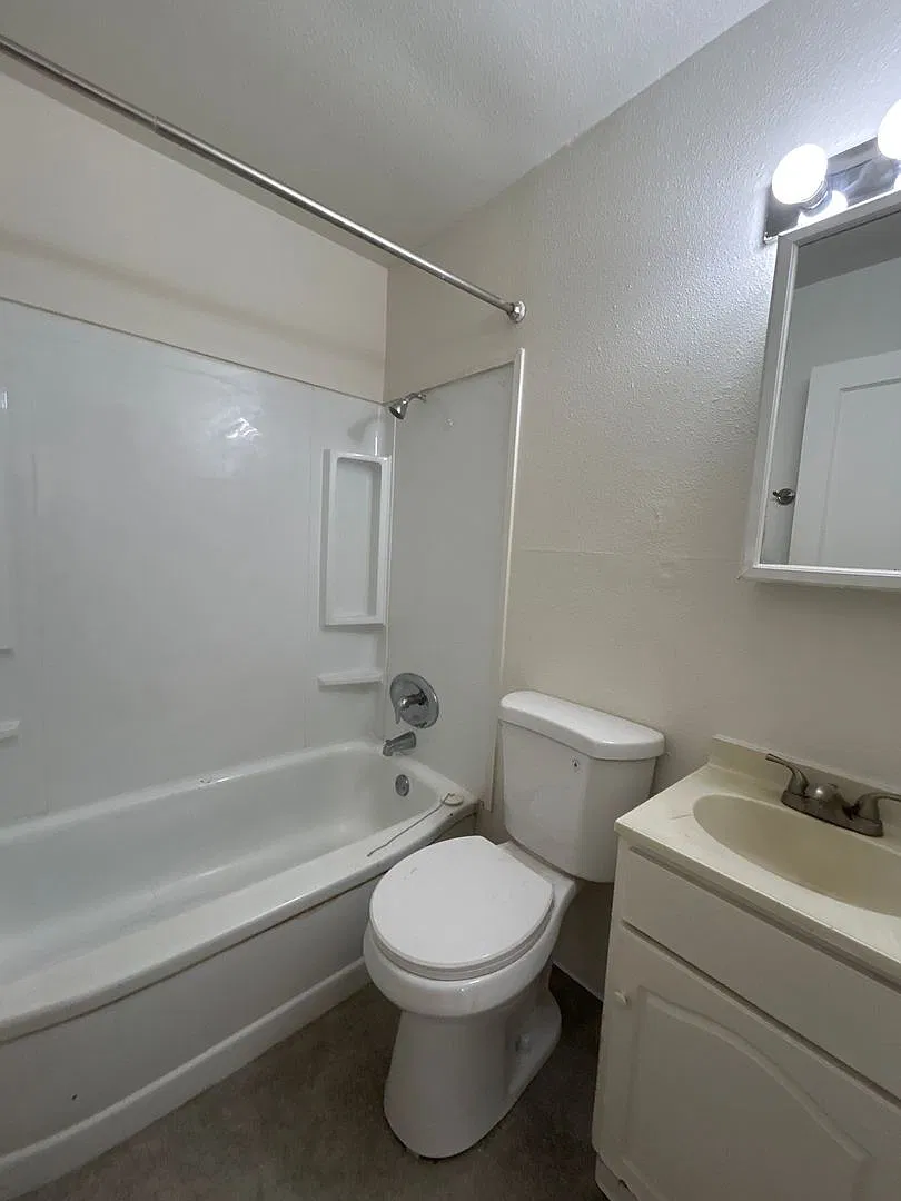 2 Bedroom / 1 Bathroom Home with Large Fenced Yard & Garage — Photo 4