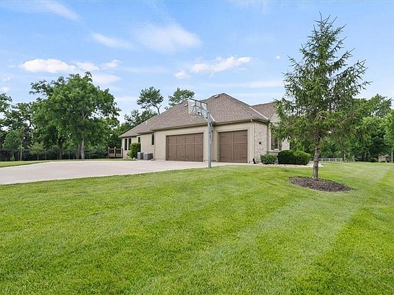 3rd image of 18840 Travis Ln