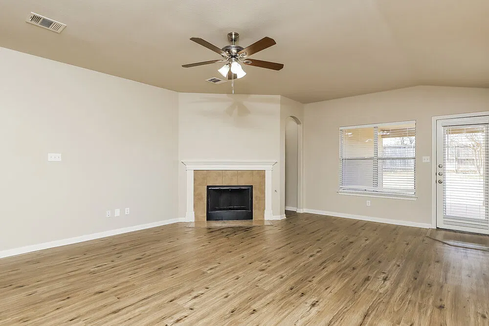 3 bed, 2.0 bath, 1856 sqft, $1,990 — Photo 4